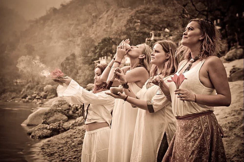Kurz učitelů jógy pro ženy na 28 dní · Rishikesh, Indie